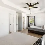 Holiday home Perfect Sleep 20 Downtown 10 Queen Beds *