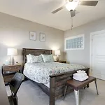 The Celebrity - Free Parking Central Vanderbilt