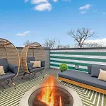 The Daylily Rooftop Patio, Steps To Dining Holiday home