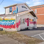 Chic And Cozy - Walk To Bars, Coffee, And Restaurants