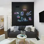 Vibrant Neon Near Restaurants, Coffee And Bars Apartment *