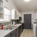 Holiday home Looby Location- Charming 3br 10 Min To Downtown *