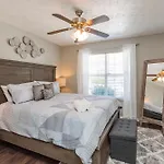 Holiday home Looby Location- Charming 3br 10 Min To Downtown *