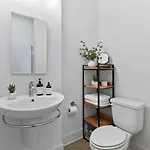 Vibrant In The Nations With Garage Walk To Restaurants And Shops Holiday home *