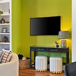 Vibrant In The Nations With Garage Walk To Restaurants And Shops Holiday home *