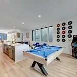 Twin Homes Rooftop Deck Hot Tub Outdoor Kitchen Holiday home Nashville