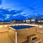 Holiday home Double Rooftop Decks Hot Tub Karaoke *
