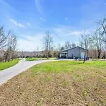 The Den At J-barn - Secluded Retreat Holiday home Nashville