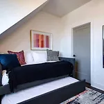 Holiday home West End Escape - New Build With Rooftop Views *