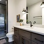 West End Escape - New Build With Rooftop Views Holiday home Nashville