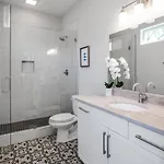 Side By Side Nash Homes - Relaxing Rooftop Patios Holiday home *