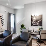 Side By Side Nash Homes - Relaxing Rooftop Patios Holiday home
