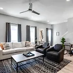Side By Side Nash Homes - Relaxing Rooftop Patios Holiday home