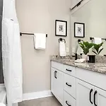 Gorgeous New Nash - Rooftop Views - Hot Tub Holiday home Nashville