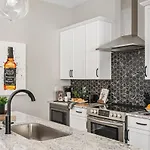 Gorgeous New Nash - Rooftop Views - Hot Tub Holiday home Nashville
