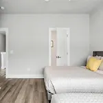 Nash Getaway - Private Rooftop Patio - Sleeps 12 Apartment *