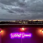 Holiday home Rooftop Skyline Views - Private Hot Tub - Fire Pit *