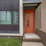 5 Min Uber To Downtown - 2 Car Gargage - Rooftop Holiday home *