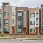 Holiday home 5 Min Uber To Downtown - 2 Car Gargage - Rooftop *