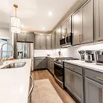 Greenhouse Spacious In East 12ppl Holiday home Nashville
