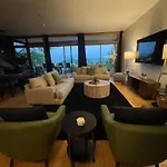 A Spacious With Amazing Views And Elevated Outdoor Spaces Holiday home Nashville