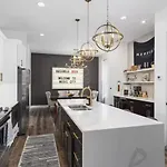 5br Rooftop Retreat 7 Min To Broadway Holiday home