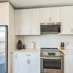 Gorgeous For 8 With Rooftop & Gym Near Dt Apartment
