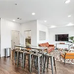 Holiday home Chic For 8 In Desirable Gulch Neighborhood
