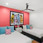 Pop Art Retreat On Legendary 8th - Walk Everywhere Holiday home *