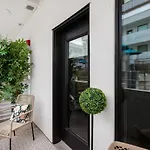 King Bed,Pet Friendly,Steps To Broadway,Park Free