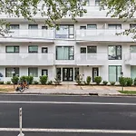 Trendy Apt For 8 In Highly Walkable Neighborhood