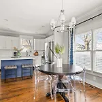 Holiday home Walkable Nations Retreat Rooftop & Near Broadway *