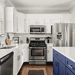 Walkable Nations Retreat Rooftop & Near Broadway Holiday home *