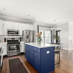 Holiday home Walkable Nations Retreat Rooftop & Near Broadway *