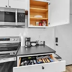 Spacious Duplex In Prime Location