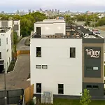 Rooftop Hot Tub & Skyline Views Near Broadway