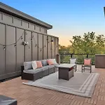 New Bright Modern Townhome With Rooftop & Garage Holiday home