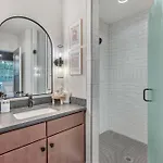 New Bright Modern Townhome With Rooftop & Garage Holiday home Nashville