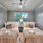 Holiday home New Bright Modern Townhome With Rooftop & Garage Nashville