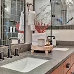 New Bright Modern Townhome With Rooftop & Garage *