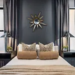 Apartment Lovely River View Walk To Downtown Has Garage And Balcony *