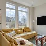 Minutes To Broadway Chic Newly Built 4Bdr W Balcony 98 Degrees By Avantstay