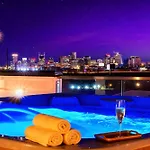 Double Rooftop Decks Hot Tub Karaoke * Nashville