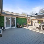 Cozy Ranch Retreat-Large Deck & Yard-10 Mins To Downtown