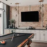 Starr Piano - Highball And Bellamy - 8 Bedroom Holiday home *