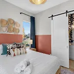 Boho-chic With A Hot Tub, Fire Pit Holiday home *