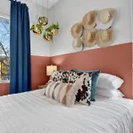 Boho-chic With A Hot Tub, Fire Pit Holiday home *