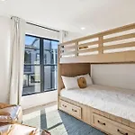 Apartment New Stylish Nash Townhouse W Hot Tub & Rooftop Nashville