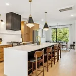 New Stylish Nash Townhouse W Hot Tub & Rooftop *