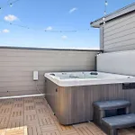 Apartment New Stylish Nash Townhouse W Hot Tub & Rooftop Nashville
